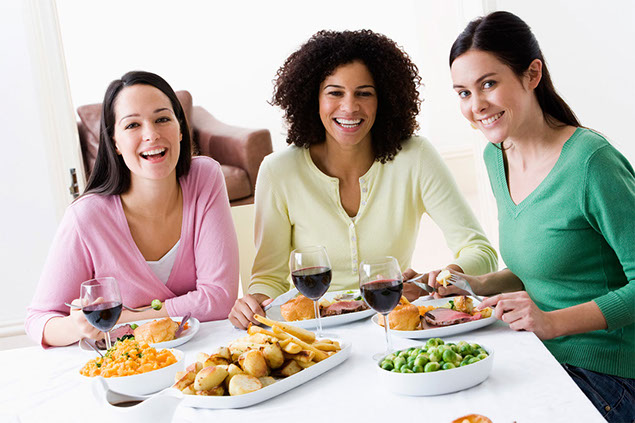 Image of 3 friends eating dinner.