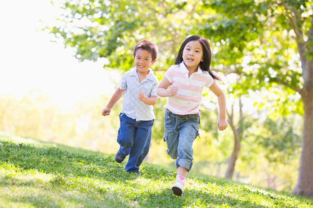 Image of 2 young kids running.