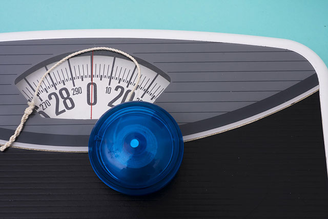 Image of a yo-yo on a scale.