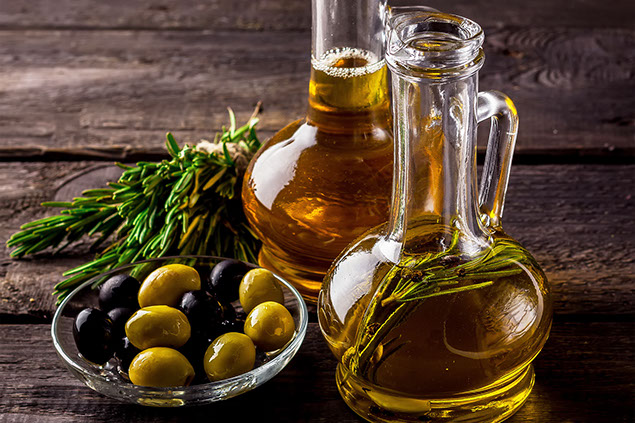 Image of olive oil and olives.